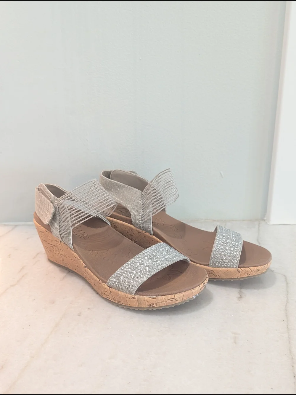 Sketchers Beverlee Women's Silver Sparkle Wedge Luxe Comfort Foam Sandals Size 8